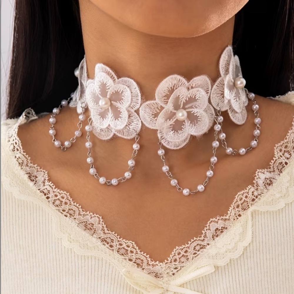 Elegant White Floral Lace Choker Necklace